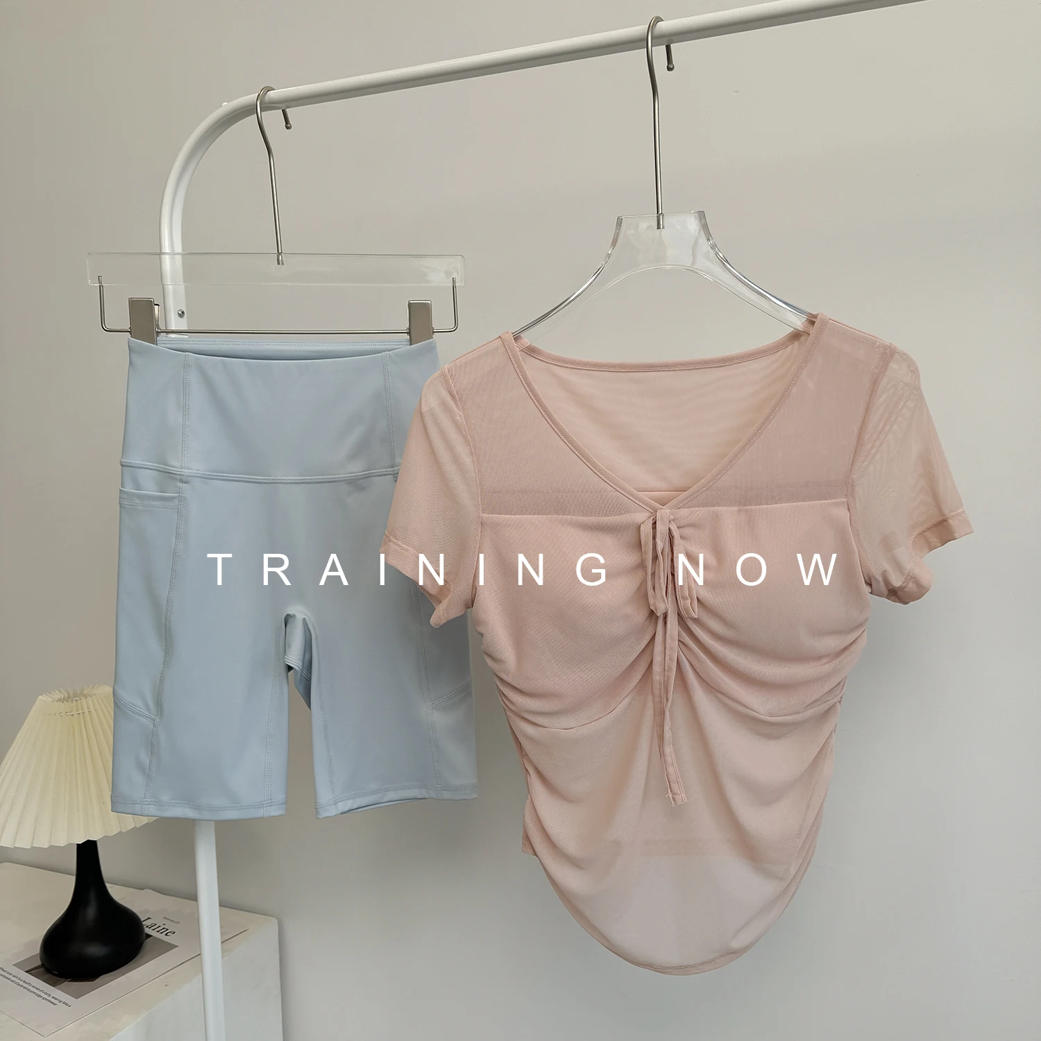 Setelan olahraga wanita berkualitas tinggi untuk musim panas, berbahan mesh bernapas, cocok untuk lari dan latihan, dengan bantalan dada, lengan pendek, profesional untuk yoga