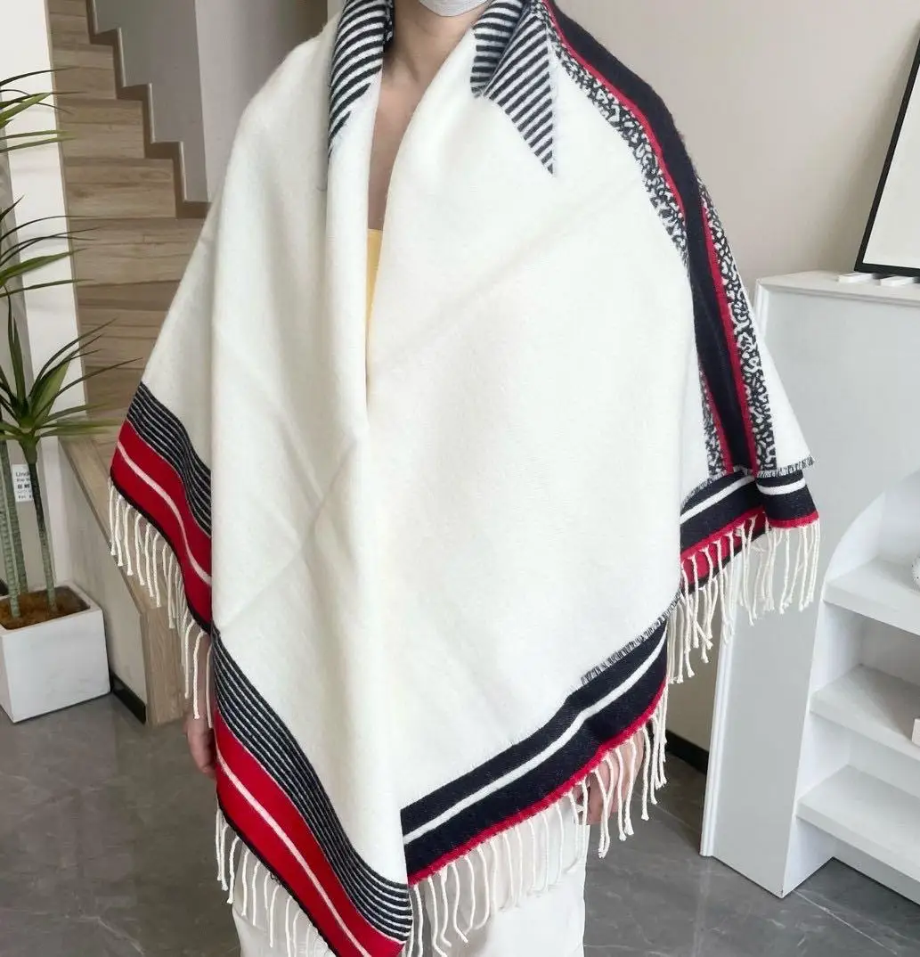 الإكسسوارات النسائية الجديدة والأوشحة وتدفئة الرقبة والشالات وهدايا العطلات جميعها مصنوعة يدويًا من قبل الفنانين الماهرين. #3