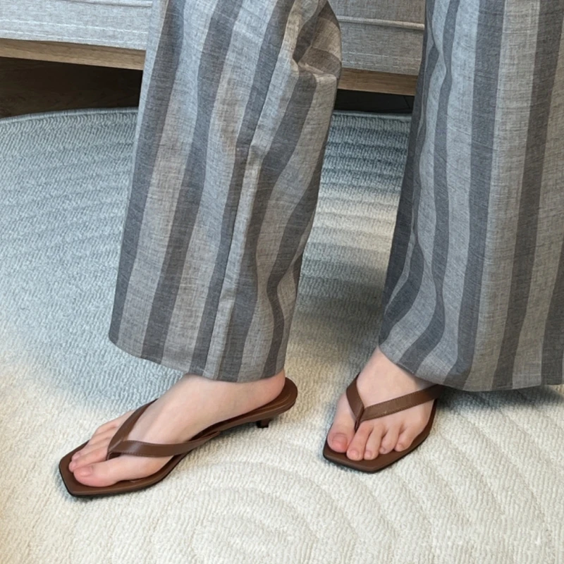 

25-летняя летняя мода, французский кошачий каблук из натуральной кожи с квадратным носком и удобными и универсальными шлепанцами на высоком каблуке