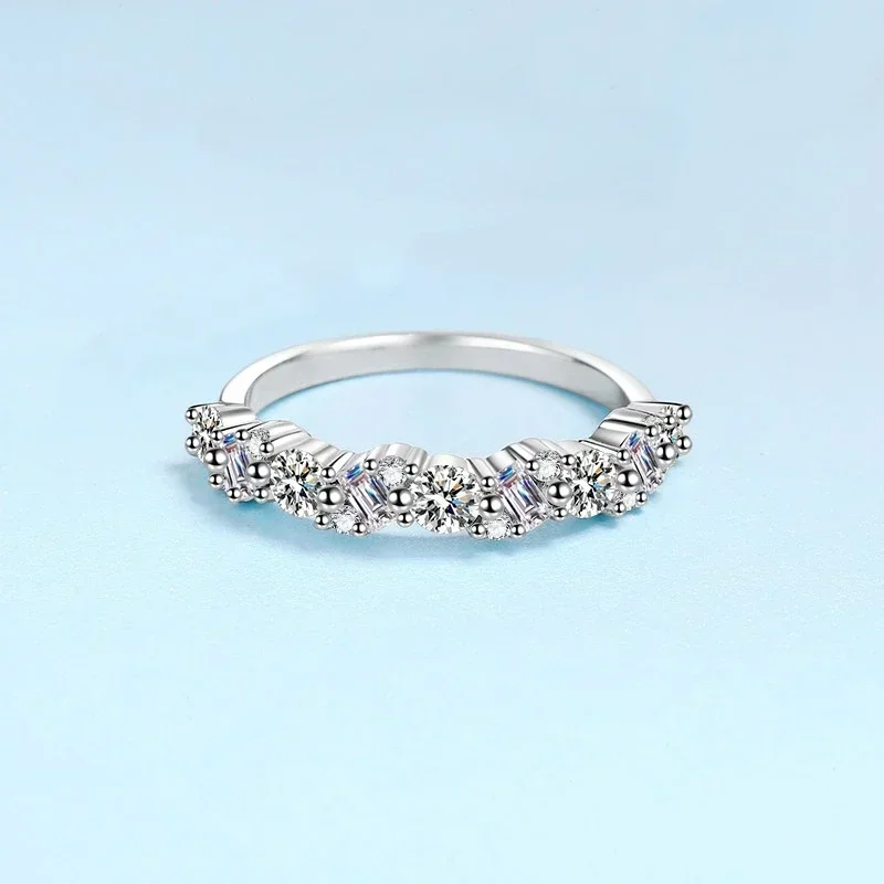 

VVS1 D Цвет 0,9 CT Одна линия Круглое квадратное кольцо с бриллиантом из муассанита для женщин, дизайнерские ювелирные изделия Кольцо из белого золота 18 карат специальной формы