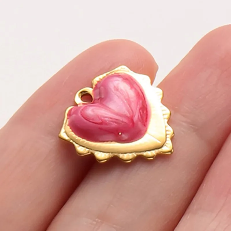 2 Stück Perlmuttrosa/Hot Pink Emaille-Anhänger mit heiligem Herz für Schmuckherstellung, Flammen-Liebes-Anhänger, handgefertigte Halskette, Geschenk – Detail 4