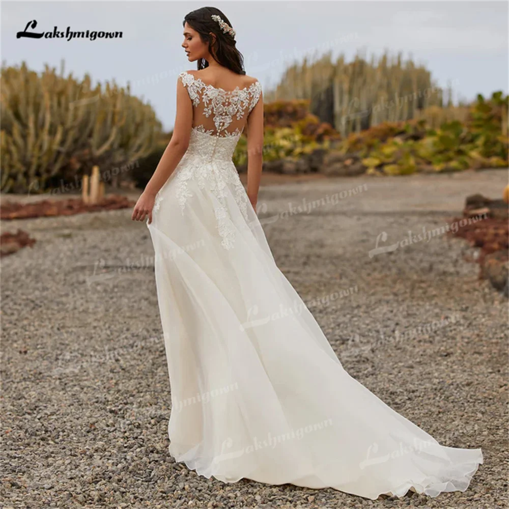 Elegante vestido de novia de tul con apliques de encaje, línea A, cuello en V con botón, tren de barrido escalonado, fruncido