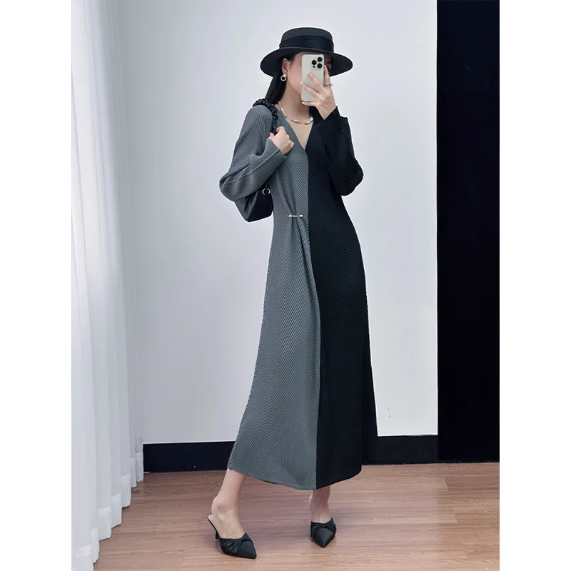 

Patchwork V-neck Long Sleeve Pleated Women's Dress Miyake 2025 Summer New Fashion Casual Versatile Design Temperament Skirt