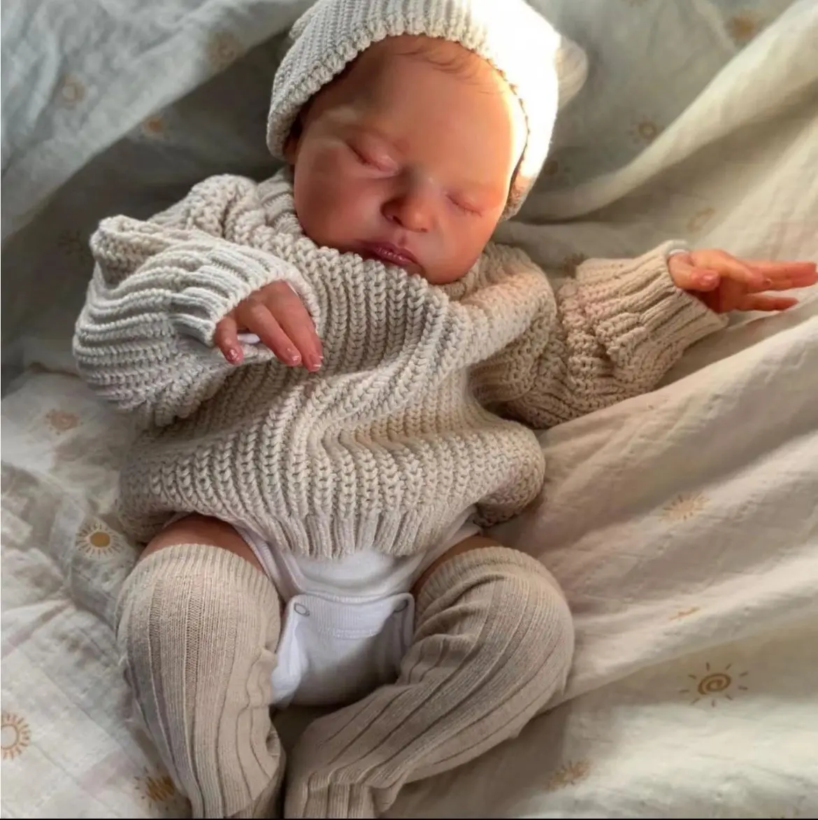 Laura Reborn Baby de 19" - Suéter de punto gris, cara durmiente ultra realista y traje cosido a mano - Regalo de recuerdo de vinilo suave de seda