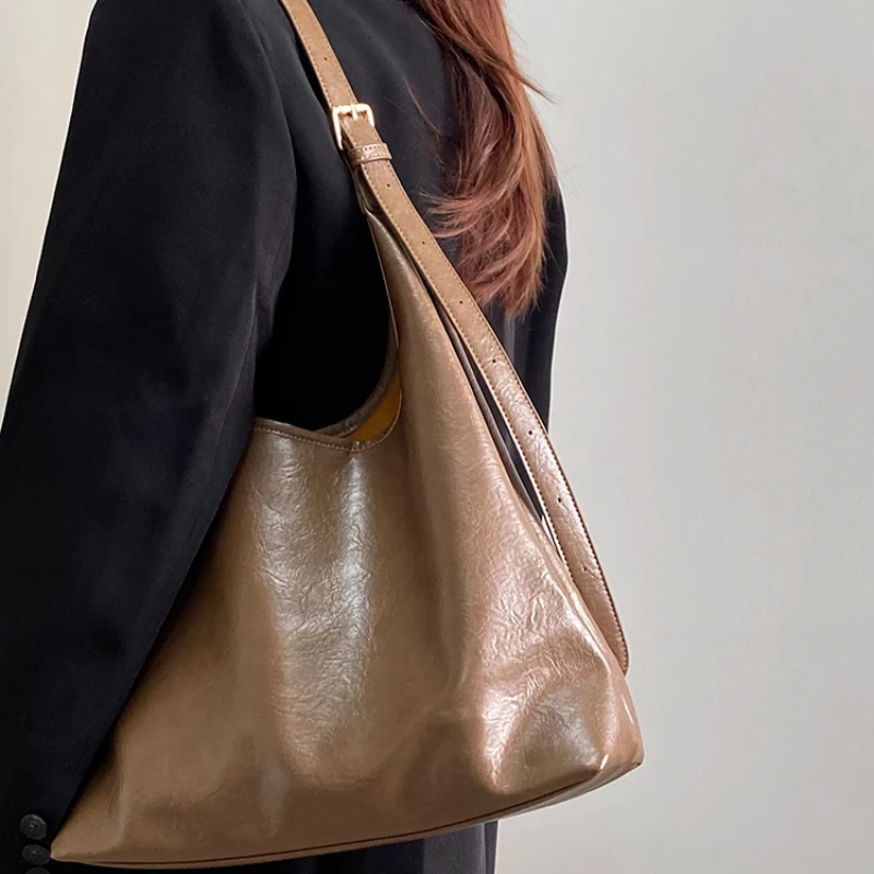 

Vintage Commuter Women's Shoulder Bag PU Leather Design Large Capacity Ladies Tote Underarm Bags Simple Portable Female Handbags