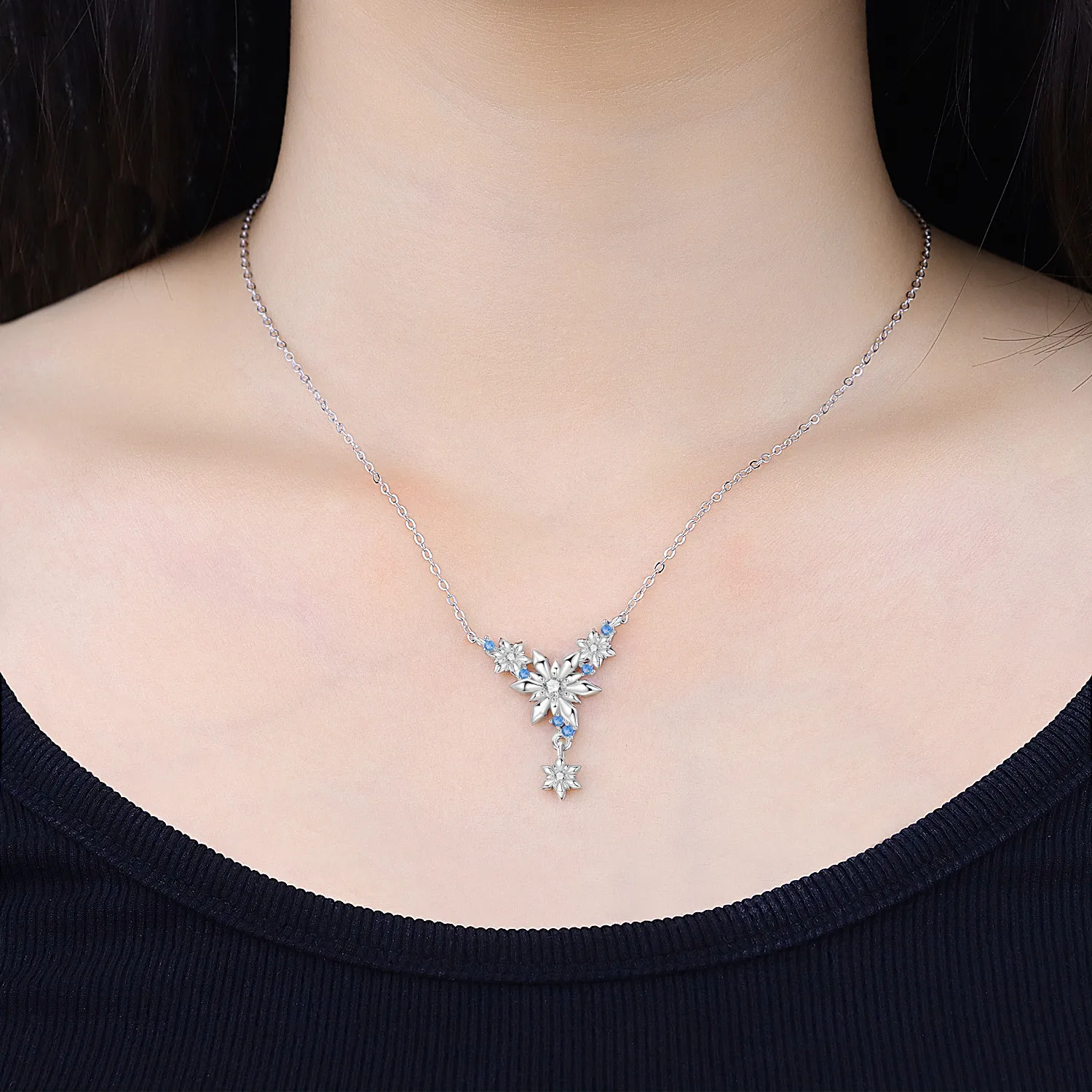 925 Sterling Silber Weihnachtsanhänger Halskette, Stechpalmenblatt-Schneeflocken-Charm-Halskette, Festlicher Weihnachtsschmuck, Geschenk für die Feiertage – Detail 4