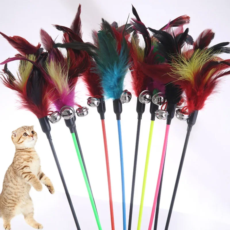 Gran oferta de juguetes para gatos, palo para gatos de Color aleatorio, juguete de plumas para gatos con campana pequeña, juguetes interactivos para