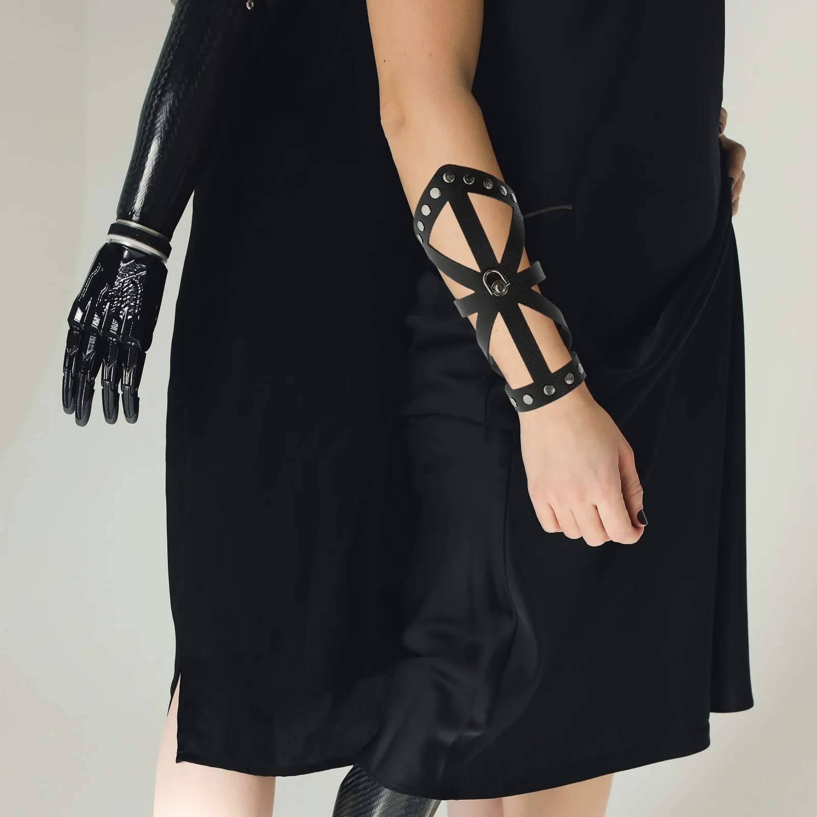 

2pcs Adjustable Binding Strap Arm Guards Punk Style Artificial Bracers For Cosplay Costume Party Role Playing Medieval