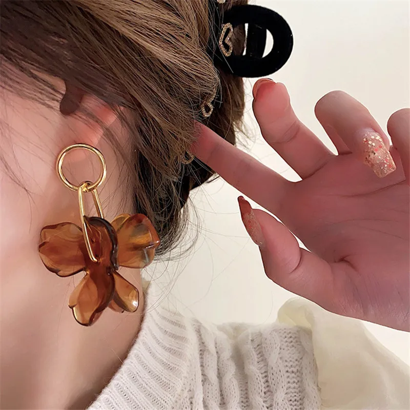 Irregular Metal Petals Earrings European And American Style Personality Fashion Stud Earrings Ms Girl Travel Wedding Accessories