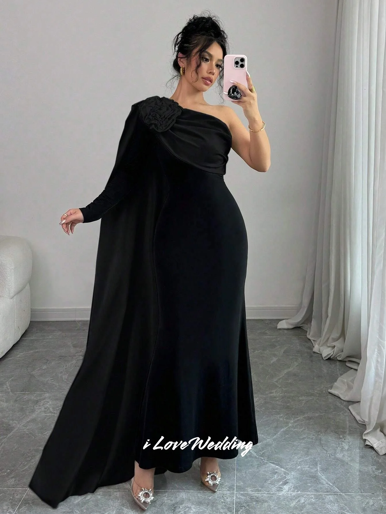 Abito da sera monospalla nero 2025 Abito da cerimonia nuziale pieghettato alla caviglia con scialle a fiori a maniche lunghe in raso personalizzato