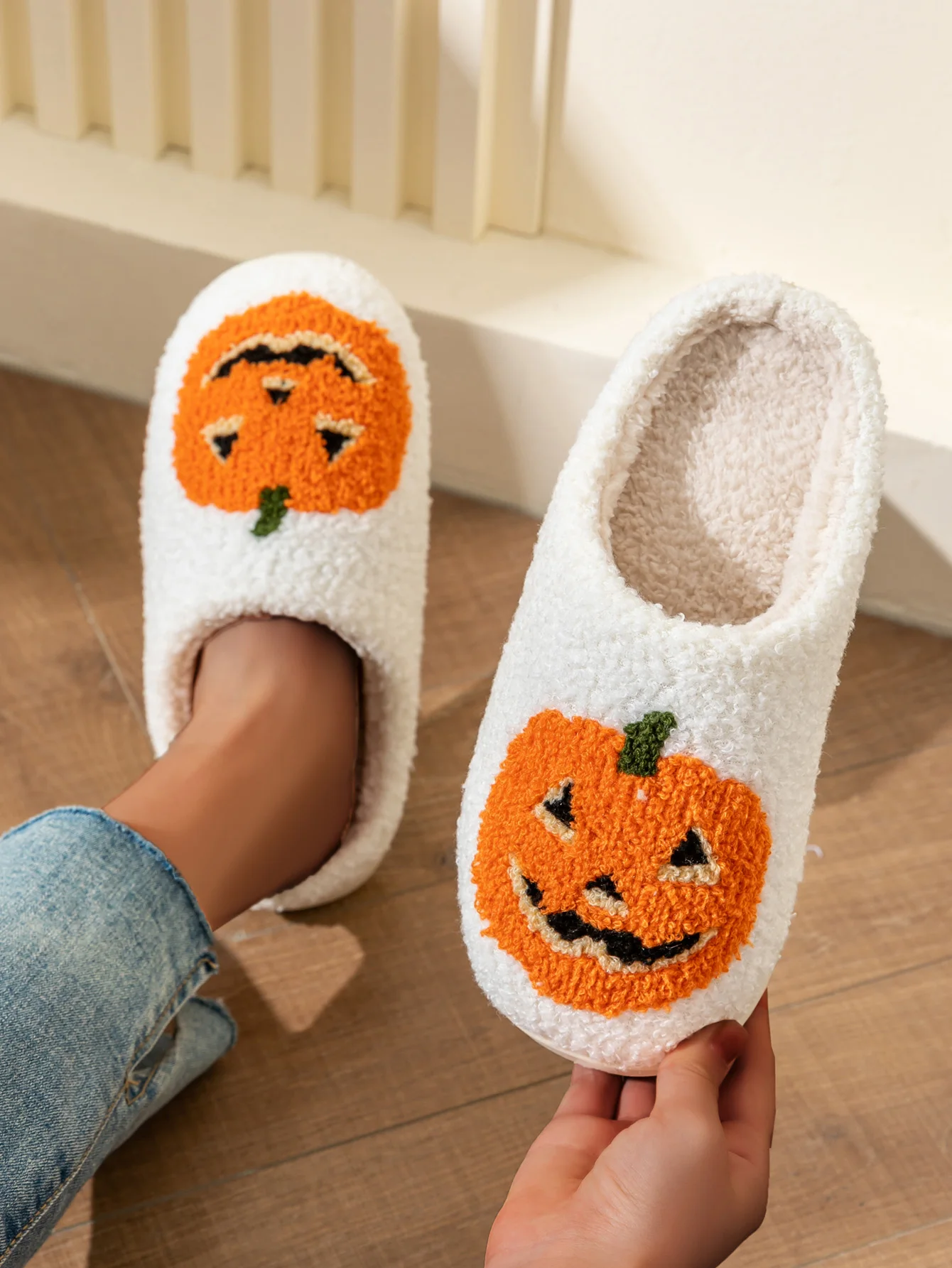 Women's Pumpkin Halloween Slippers for Indoor Use in Autumn Winter Comfortable Warm Fluffy Slippers for Couple in Cold Winte