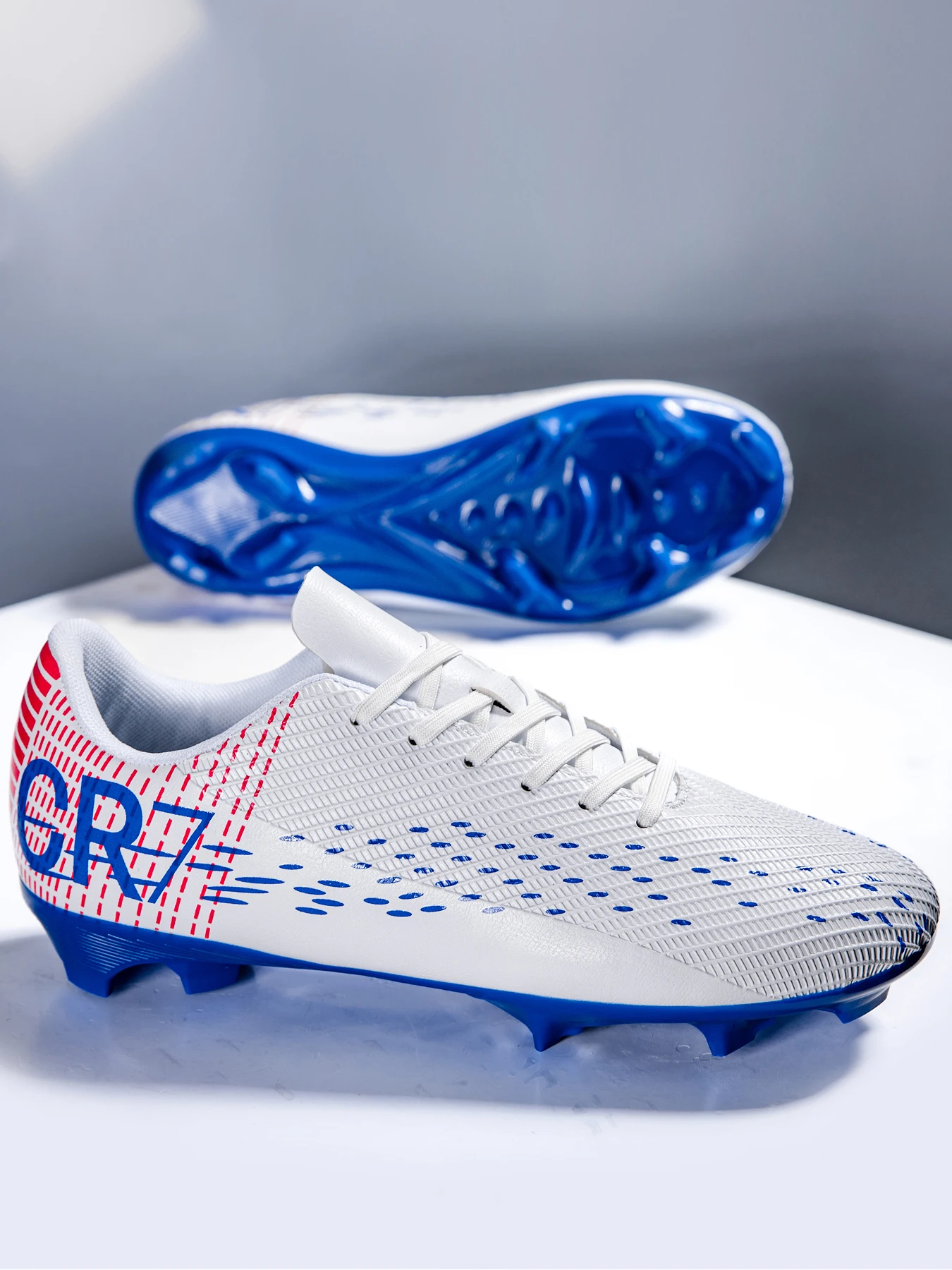 

Outdoor soccer shoes with long studs for men and boys; shock-absorbing and anti-skid for grass fields; unisex for training and c