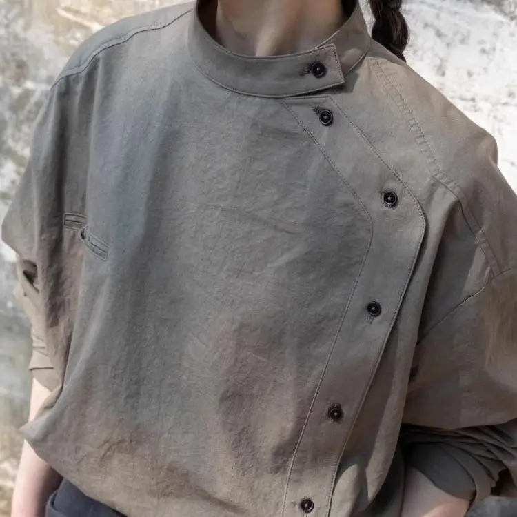 

Свободная рубашка с косыми пуговицами, новинка 2025 года, женский высокоинтеллектуальный наряд для поездок на работу, уникальный красивый и элегантный топ