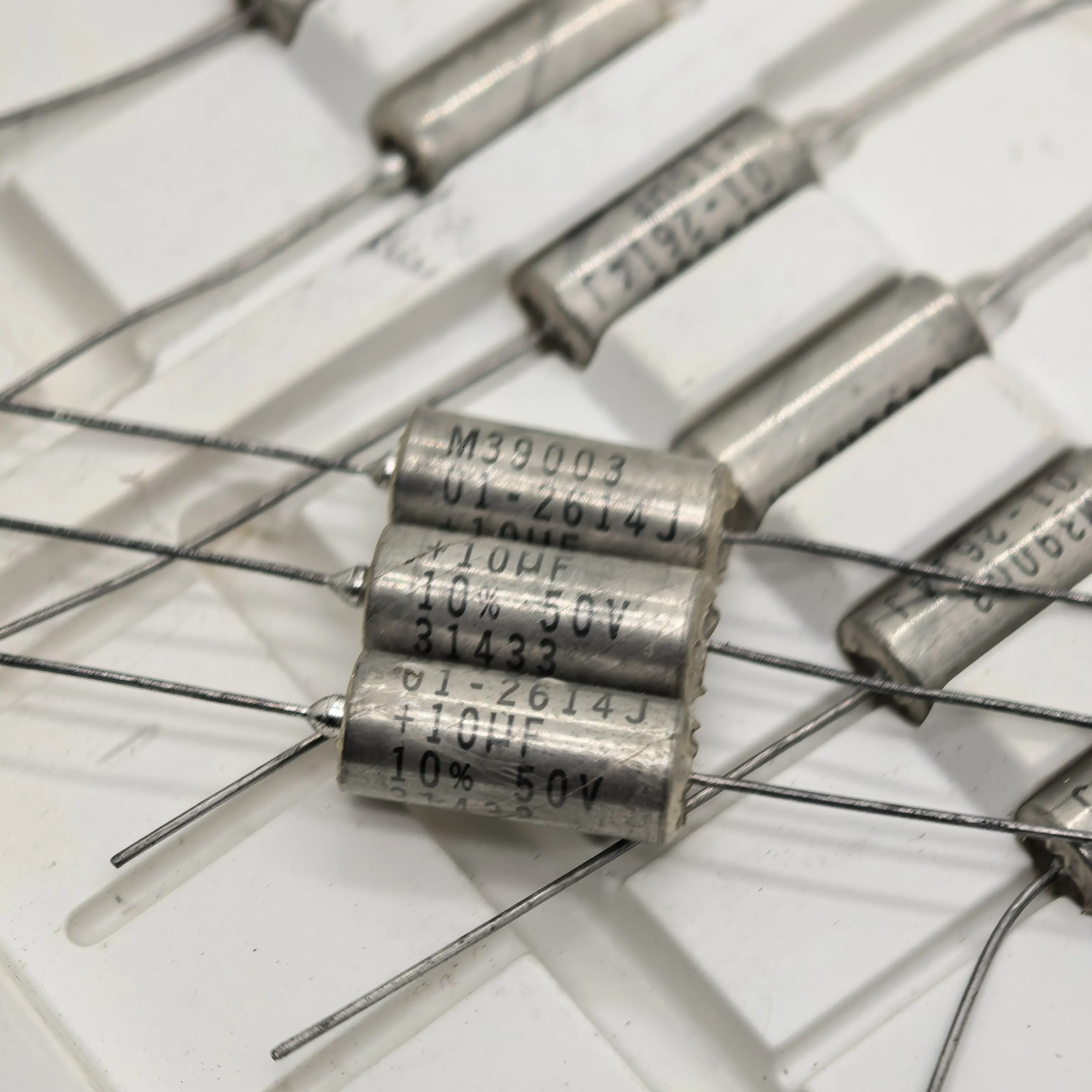 

5 шт./США 10UF 50V M39003/01-2614J танталовый электролитический конденсатор с осевыми выводами