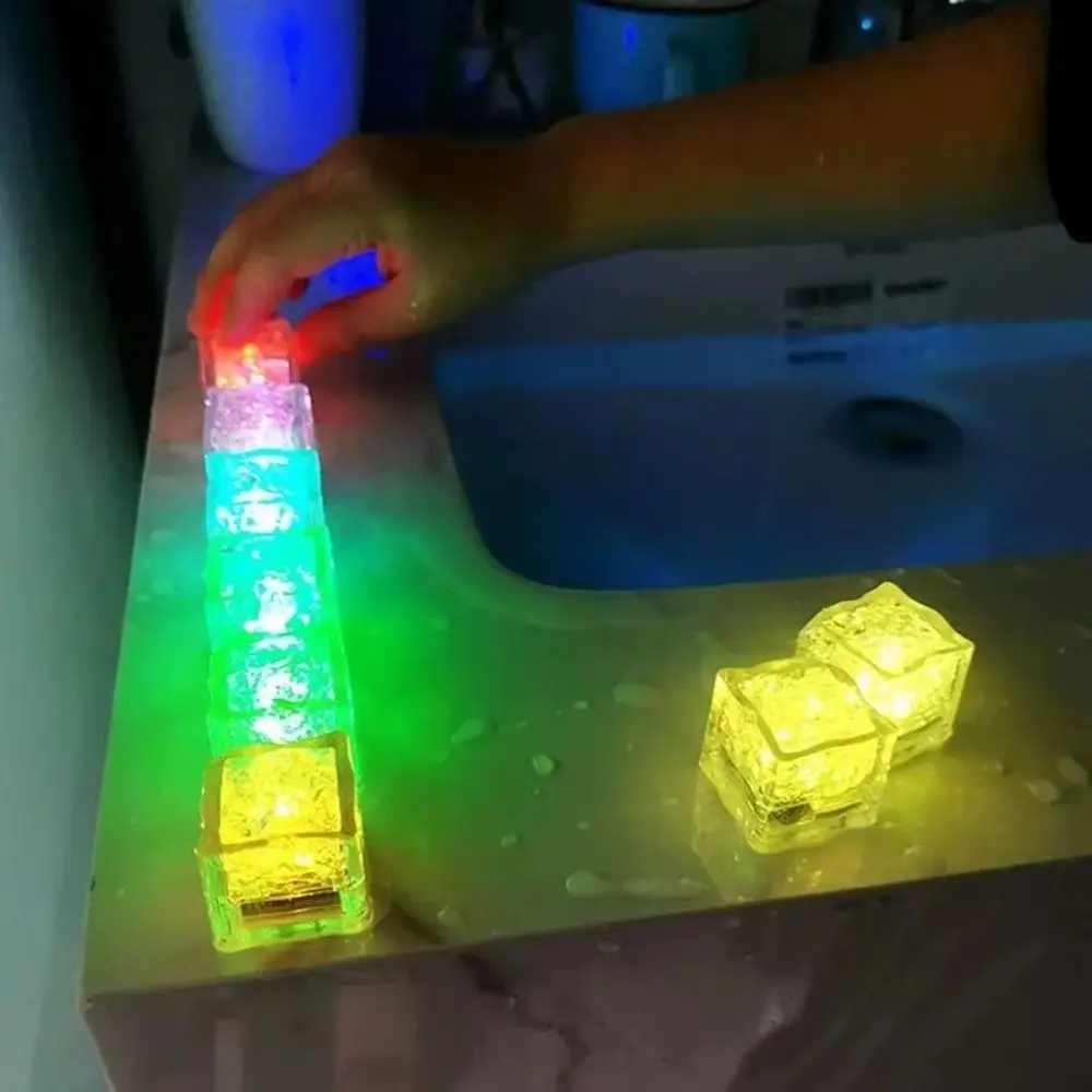 Nuovi cubetti di ghiaccio a LED colorati Romantici giocattoli da festival super luminosi Regali luminosi per vasca da bagno impermeabili