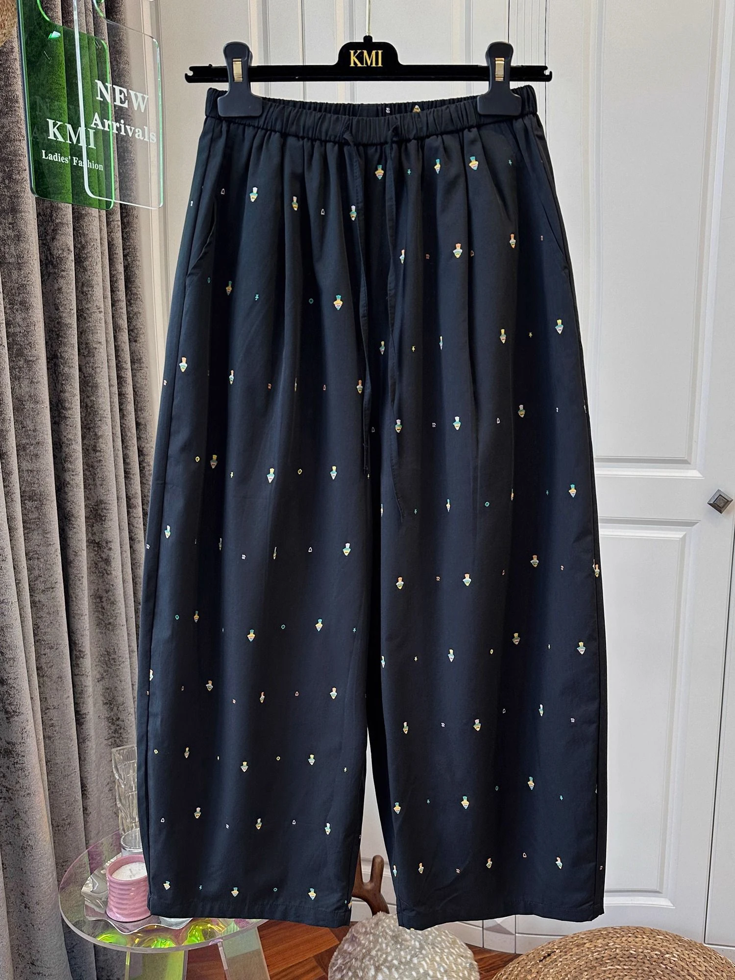 특대 사이즈 신축성 있는 허리끈 자수 캐주얼 팬츠 여성 플러스 사이즈 나인 포인트 패셔너블 루즈 바지