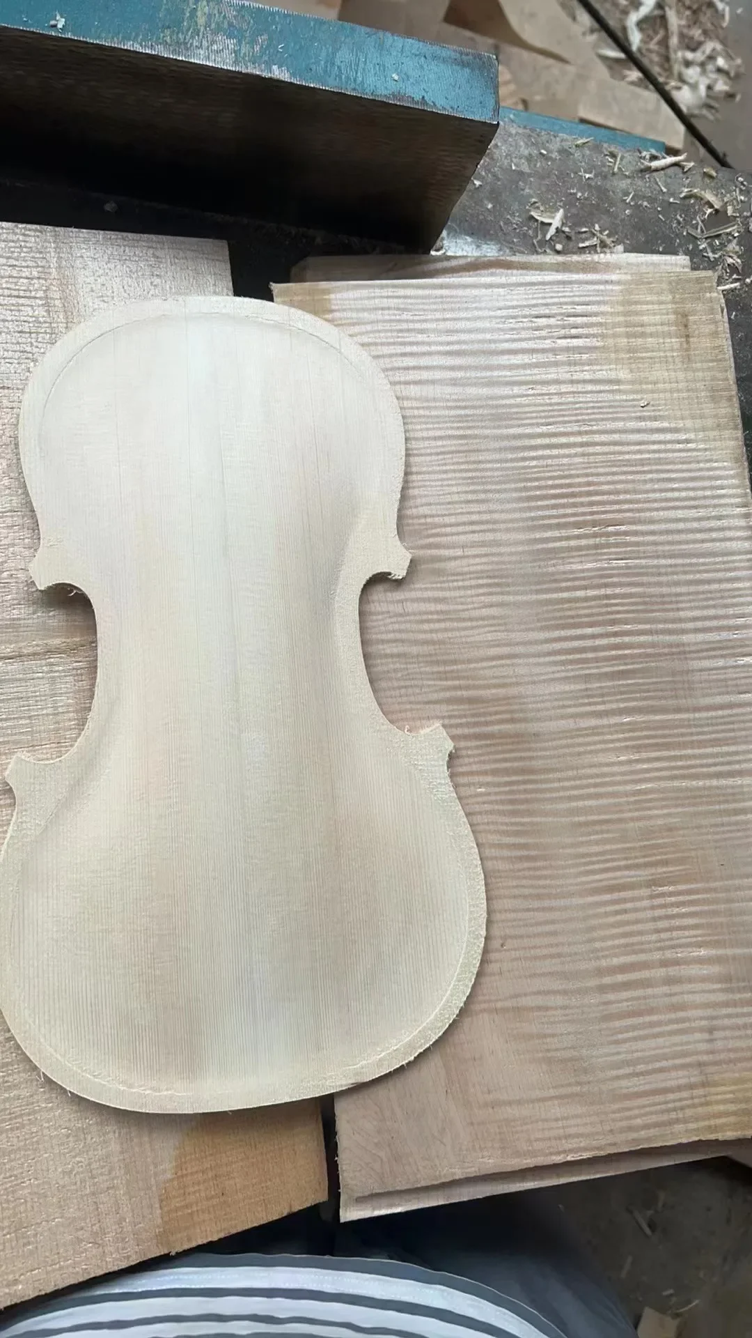 

4/4 Violin nice flamed maple back and old spruce top half finished one piece back plate