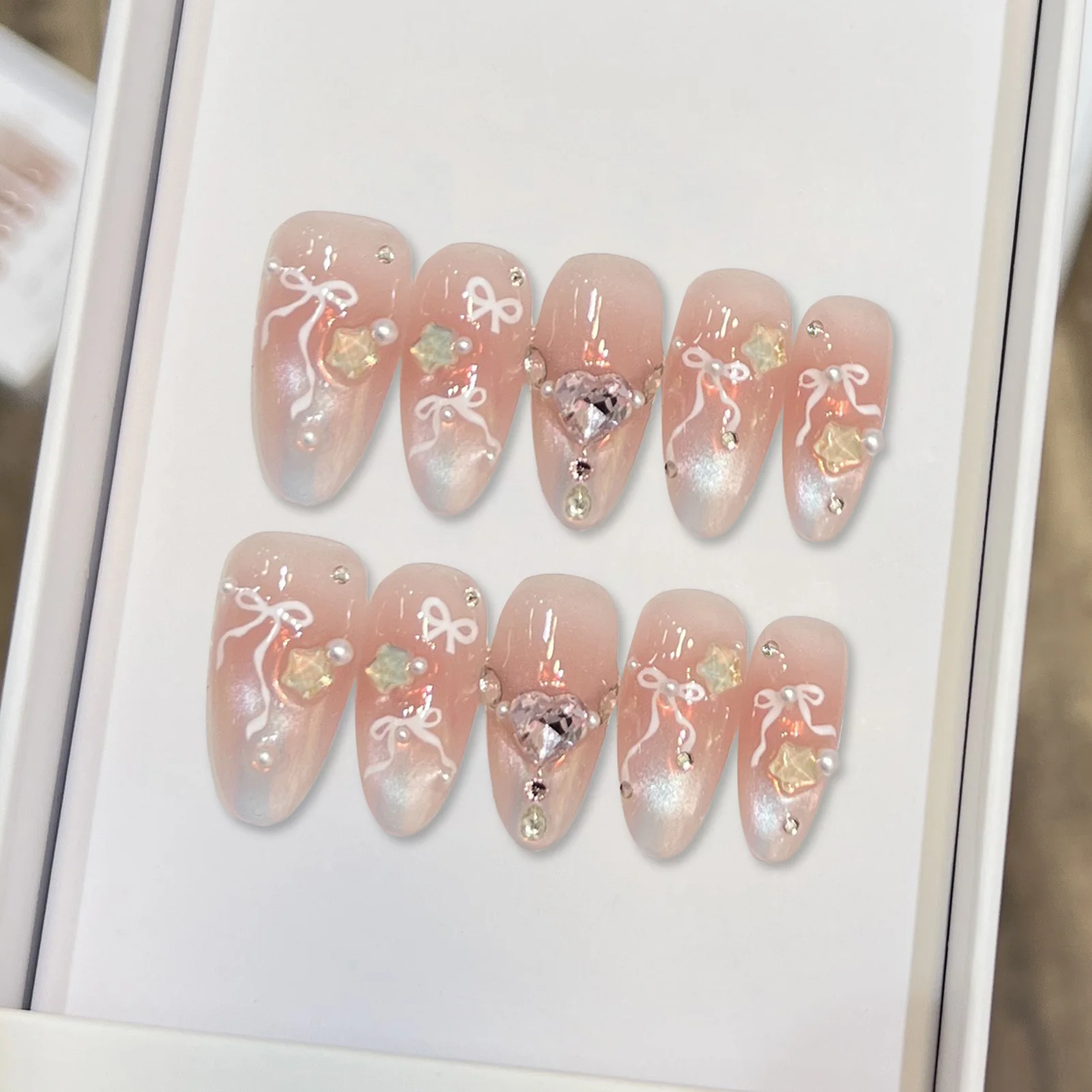 เล็บปลอมแบบกดติดลายผีเสื้อ 10 ชิ้น สีชมพู ประดับเพชรทรงอัลมอนด์ ปลายเล็บแบบขั้นบันได ลายตาแมว สไตล์ฝรั่งเศส