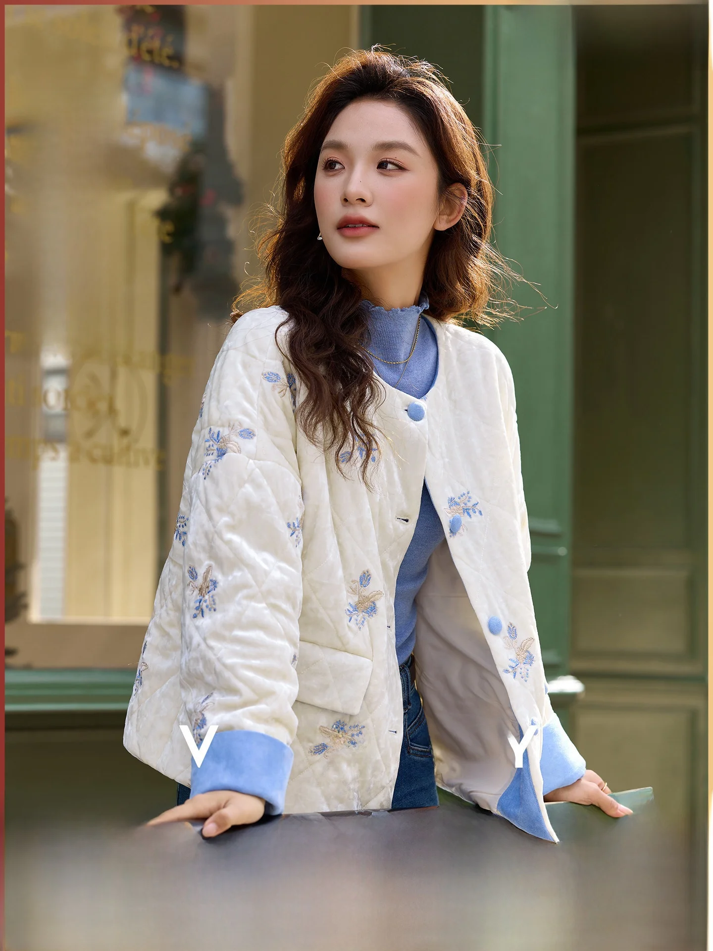 

Утепленная хлопковая куртка женская, новая зимняя коллекция, с вышивкой и вставками, прямой крой, из полиэфирного волокна