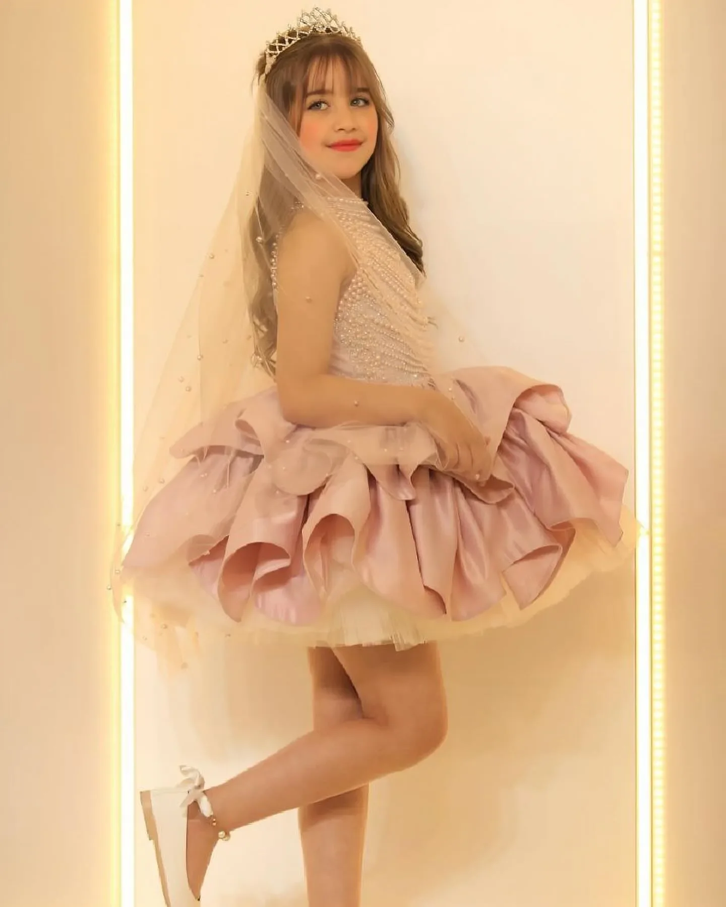 Vestido de niña de flores personalizado con cuentas, cuello alto, perlas brillantes, falda esponjosa, minivestido de fiesta de boda, vestido de fiesta de princesa para dama de honor