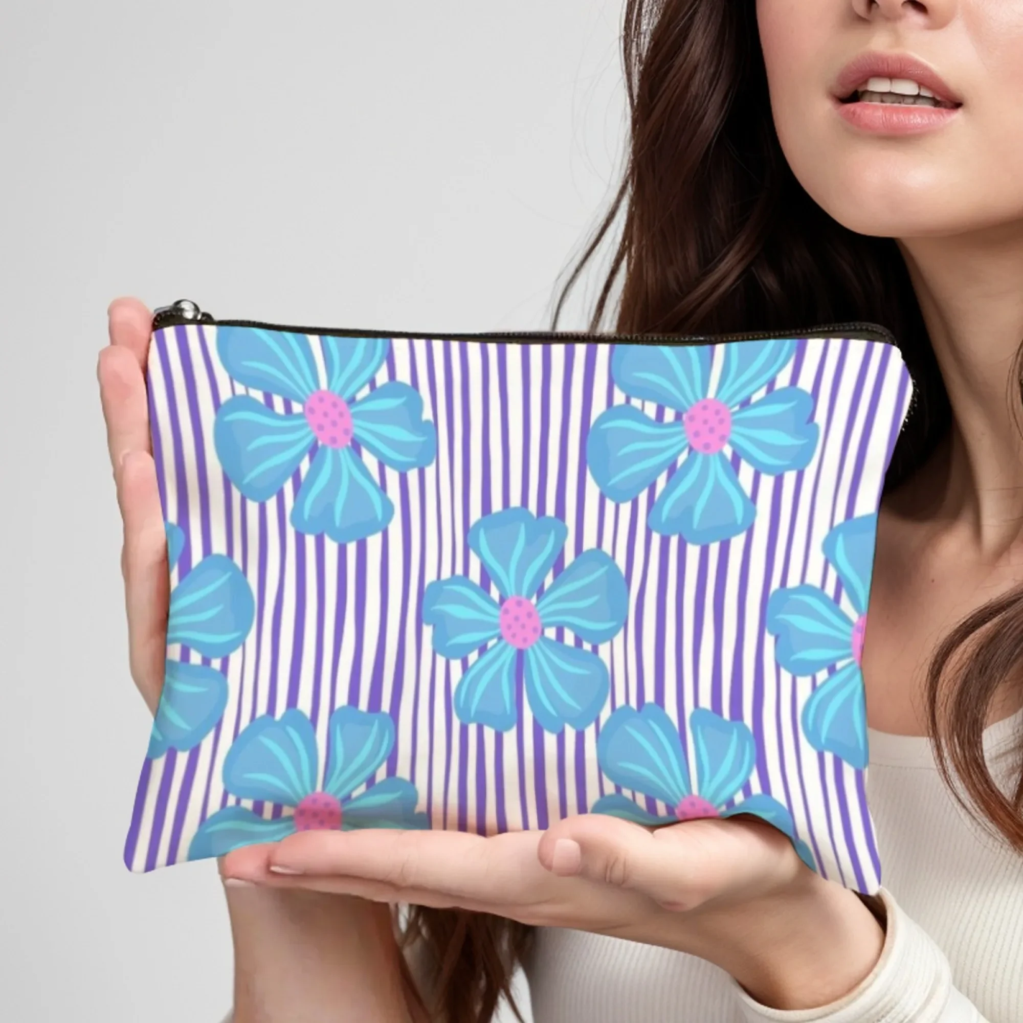 Flor azul y púrpura - Bolsa de maquillaje con rayas blancas, organizador de artículos de tocador de viaje, estuche de cosméticos con flores y rayas elegantes para viaje