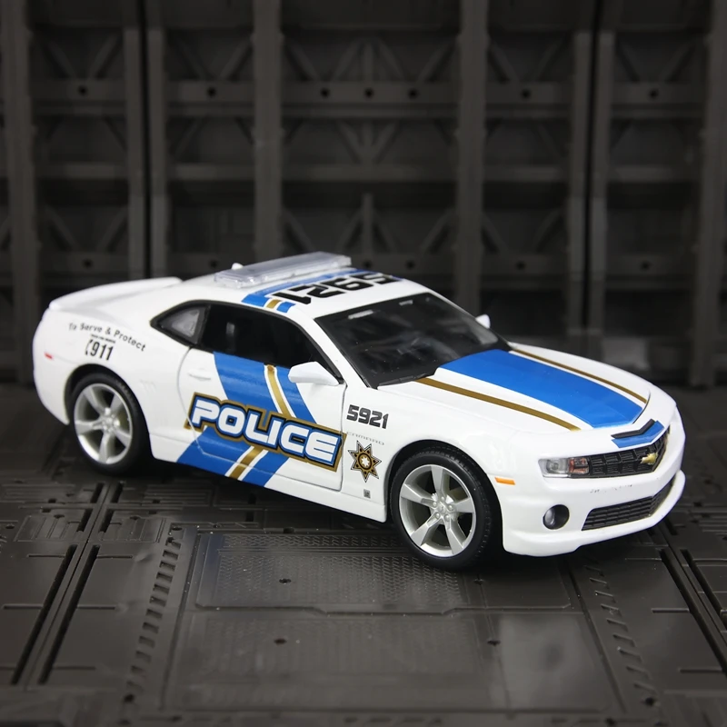 

Модель автомобиля Maisto 1:24, имитирующая Chevrolet Camaro SS RS, из сплава, с открывающимися дверями и капотом, для использования в качестве статического украшения.