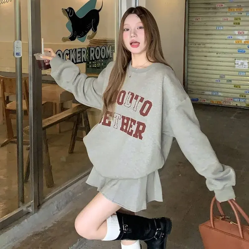 2025 NewPreppy Girl بدلة مكونة من قطعتين مع قلنسوة برقبة على شكل حرف وتنورة مطوية مكونة من قطعتين ملابس نسائية Cinjunto De Dos Piezas AA