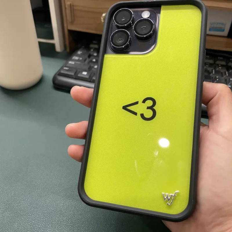 حافظة هاتف Wildflower WF XCX أقل من 3 لهاتف iPhone 16 15 14 13 12 17 Pro Max Plus Air 17promax WF غطاء كرتوني بشعار معدني