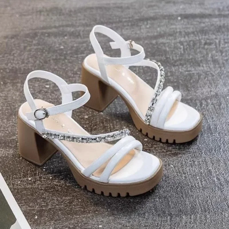 Zapatos de mujer a la moda con diamantes de imitación, sandalias coreanas con diamantes para mujer, ofertas o liquidación barata, tendencia informal de lujo, verano 2024