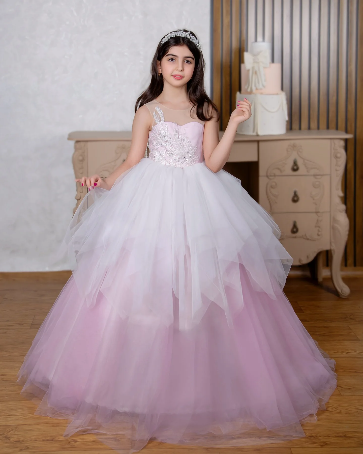 ピンクと白のフラワーガールドレス 結婚式用 チュール 誕生日パーティー ボールガウン フロアレングス シアーネックライン 特別な機会のドレス