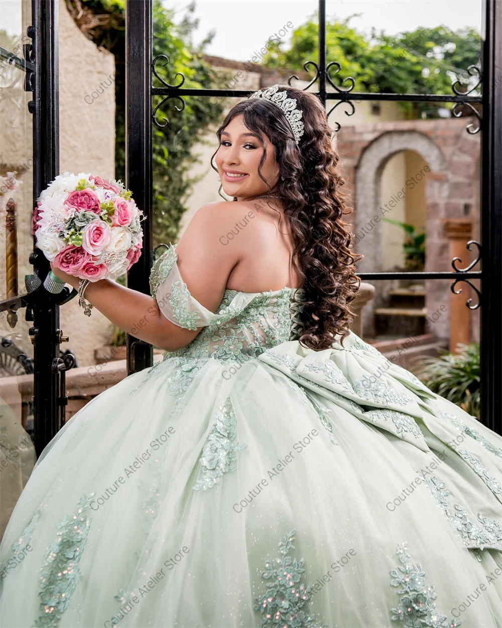 فستان Quinceanera مزين بالدانتيل باللون الأخضر المريمية بدون أكتاف مشد برباط مع فيونكة كرة سندريلا المكسيكية حسب الطلب