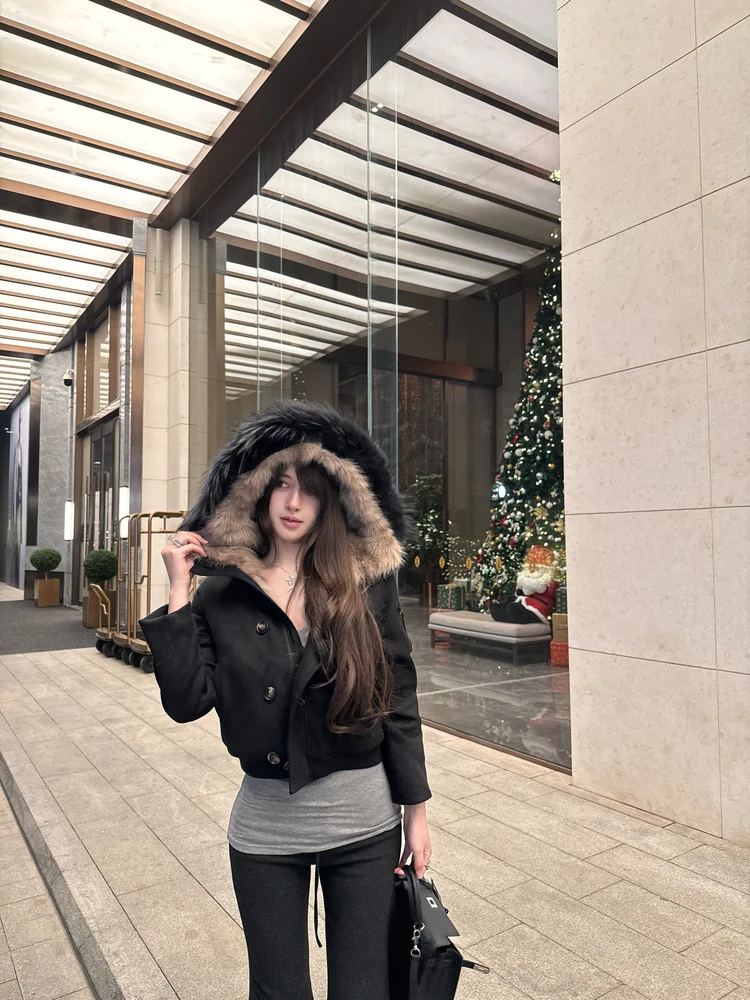 

Женская короткая куртка M900 2026: Новинка, большой меховой воротник, комбинированный дизайн, сексуальный стиль, осенне-зимняя модная верхняя одежда, черная