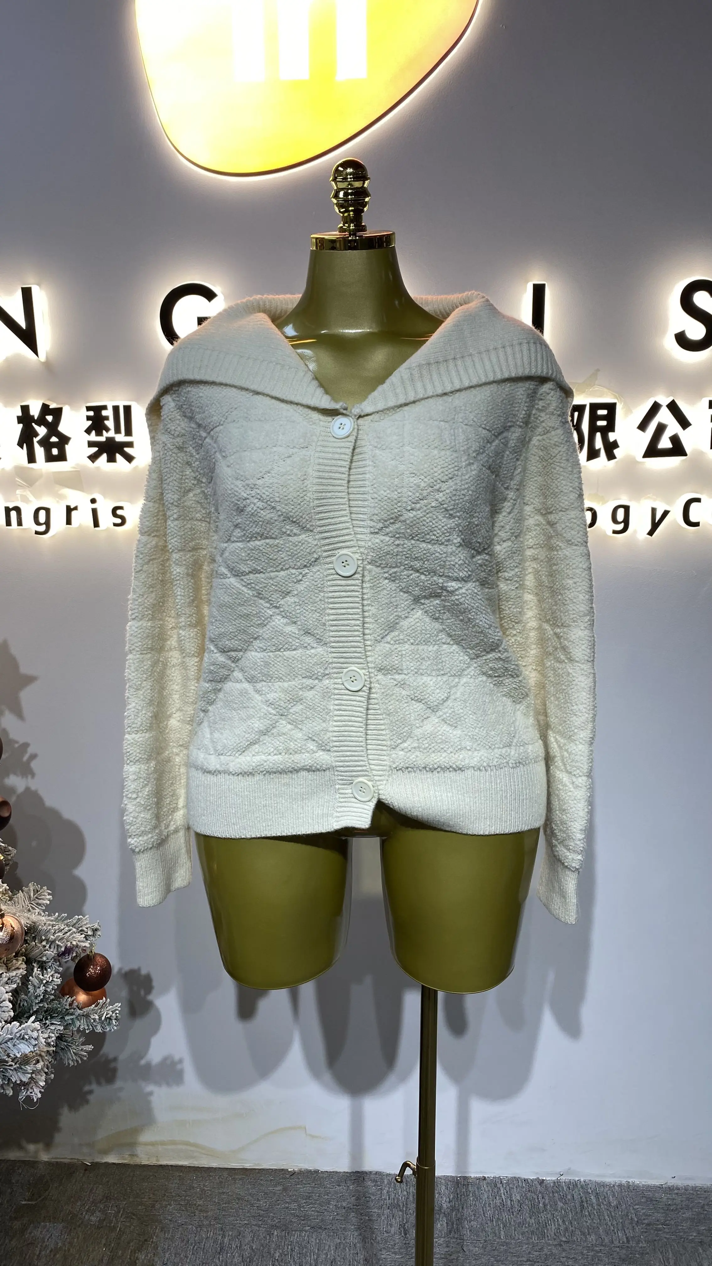 

Женский вязаный кардиган с белым воротником, новинка осени/зимы 2025 года, повседневная куртка с цветочным принтом и логотипом спереди-GZXX484