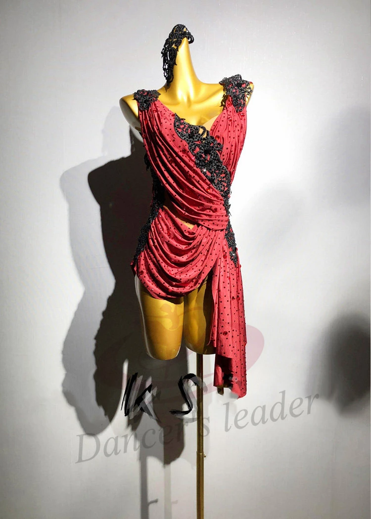 Tancerze latynoamerykańscy, dorosłych i dzieci, ekskluzywna, szyta na miarę czerwona sukienka z haftowanymi kwiatami, sukienka do tańca tango i samby z kamieniami AB na występy.