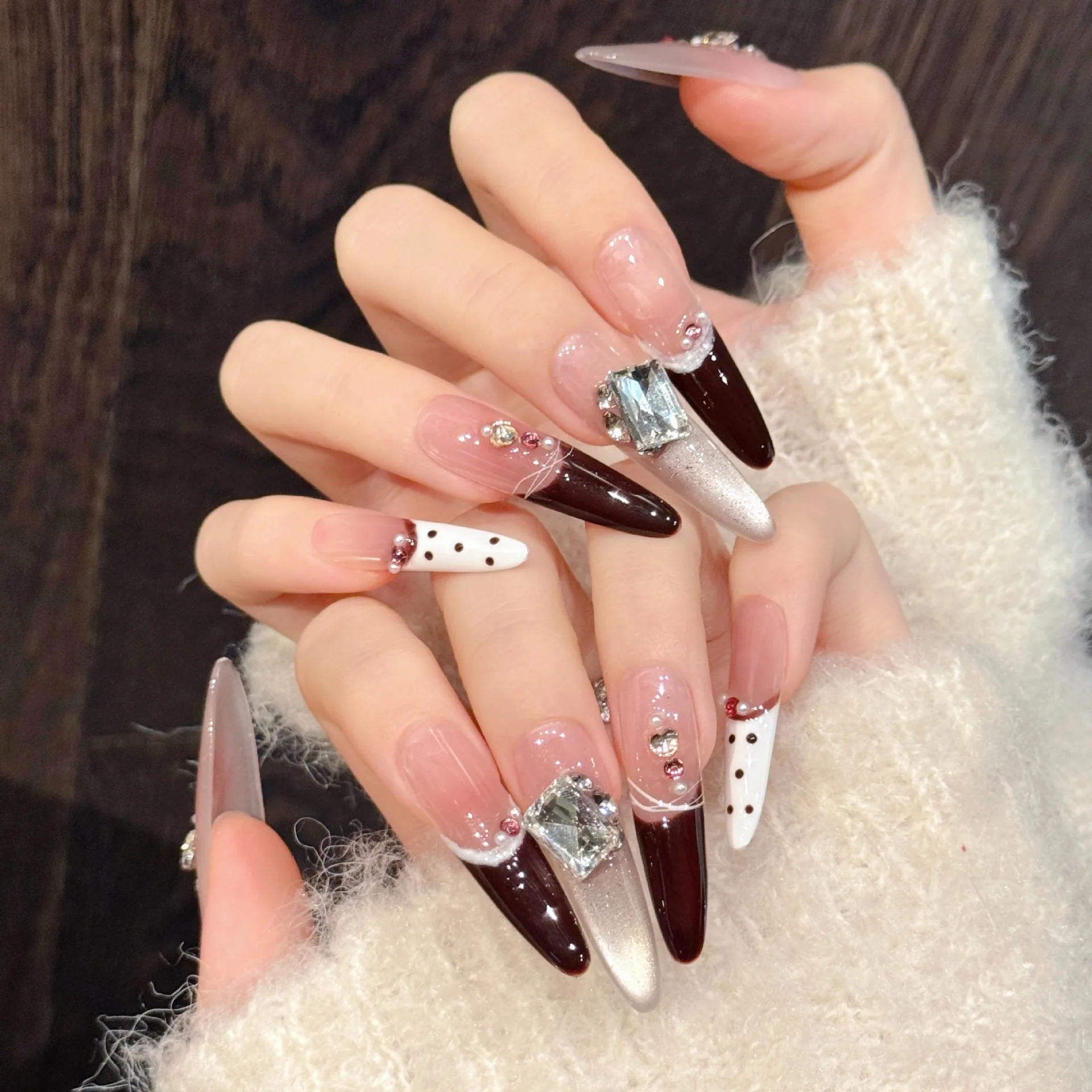 10 Stück luxuriöse handgemachte französische lange Stiletto-Nägel zum Aufdrücken, glänzendes Katzenauge, Retro-Polka-Dot-Strass-Design, künstliche Nägel, tragbar