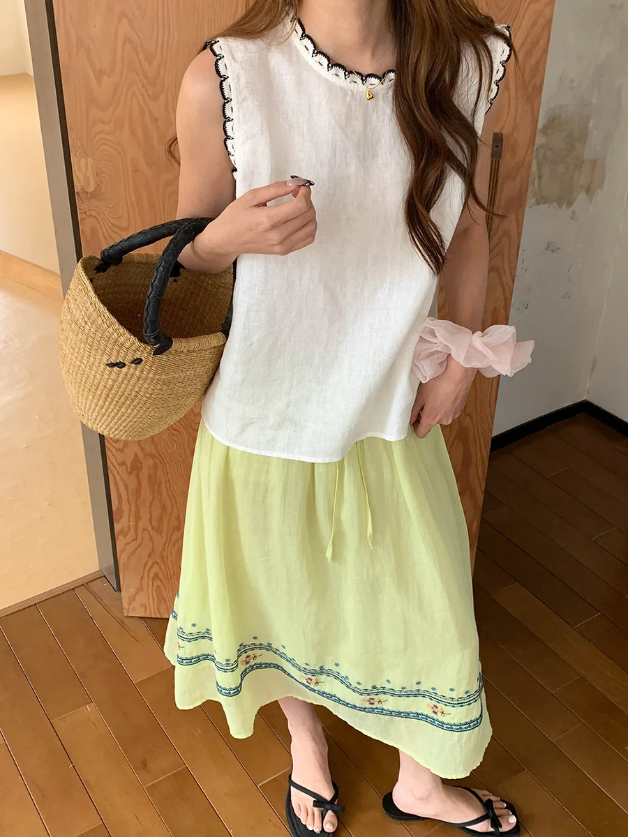 Sommerliche Damen-Weste in Unifarbe mit Rundhalsausschnitt und bestickter Spitze, ärmellos. – Detail 9