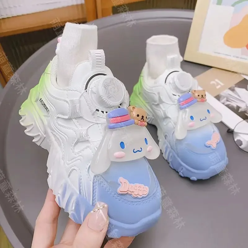 Scarpe sportive per bambini Sanrio nuove estive Scarpe da papà per cani alla cannella luminose dei cartoni animati per bambini grandi e scarpe da