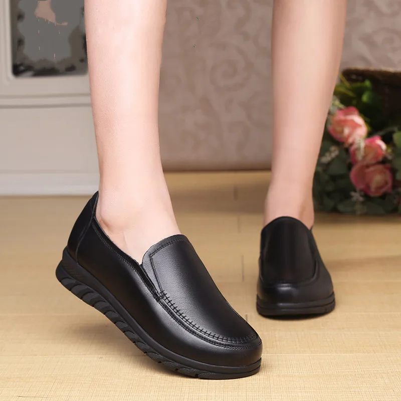 

Spring autumn middle-aged mother single shoes comfortable genuine leather cozy walking shoes flat loafers Mom driving shoes