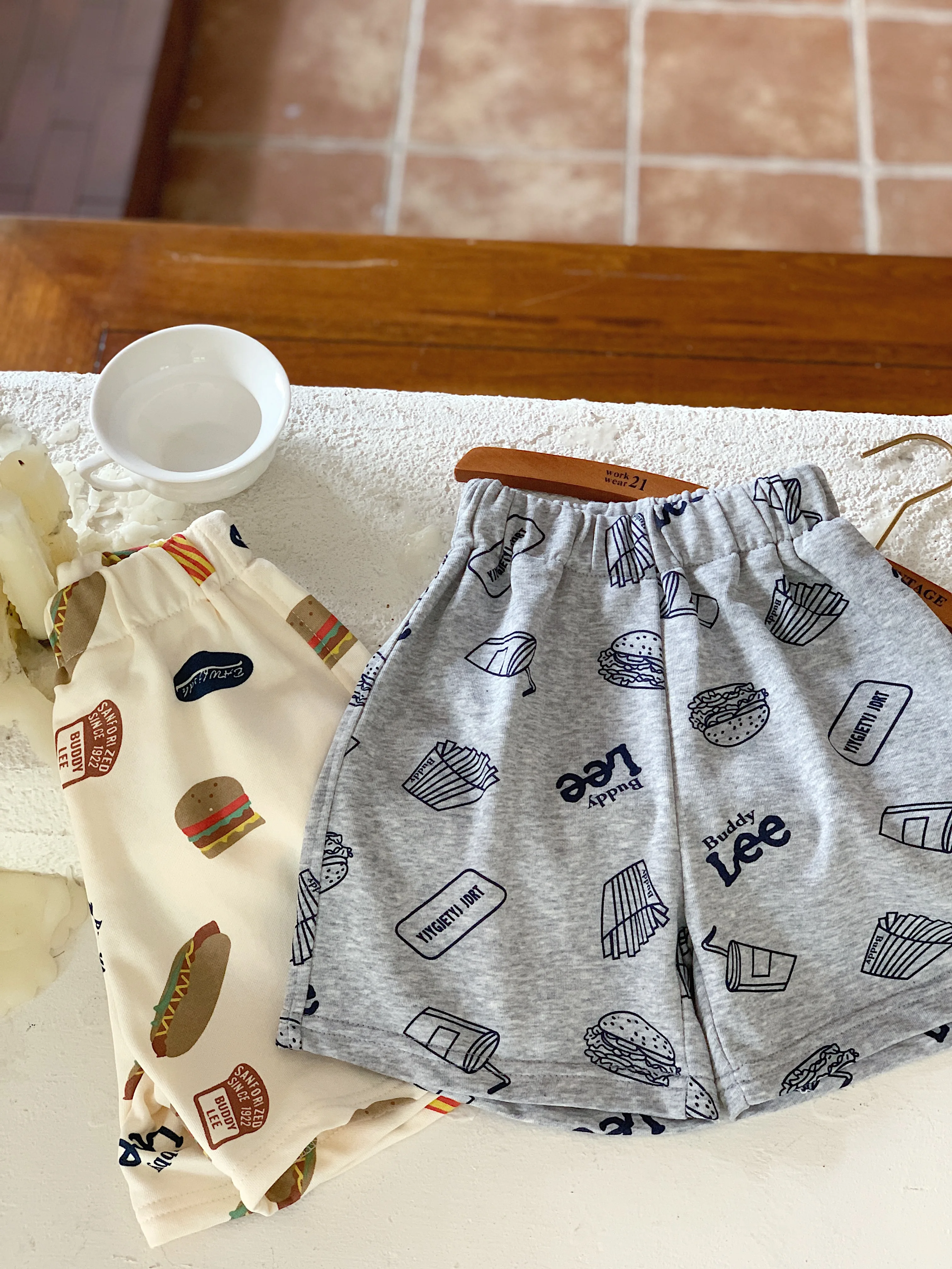Bujiatang 2024 Sommer neues Produkt Kinder Sommer Stil Jungen Hosen Mädchen Shorts fünf Bein Hosen koreanische Version Kinder Sho
