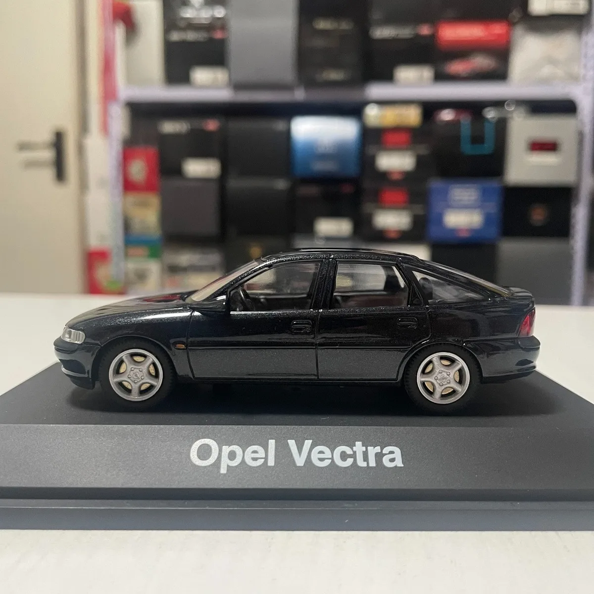 1:43 Scale OPEL Vectra Alloy Car Model Collection Ornaments