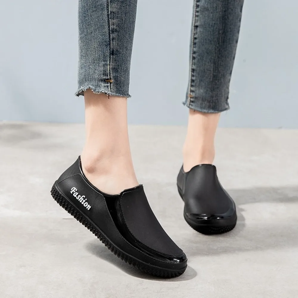Neue Wasserdichte Damen-Regenschuhe mit Flachem Boden, Rutschfeste Regenstiefel für Frauen, Niedrige Damenschuhe für Küche, Autowäsche und Arbeit – Detail 2