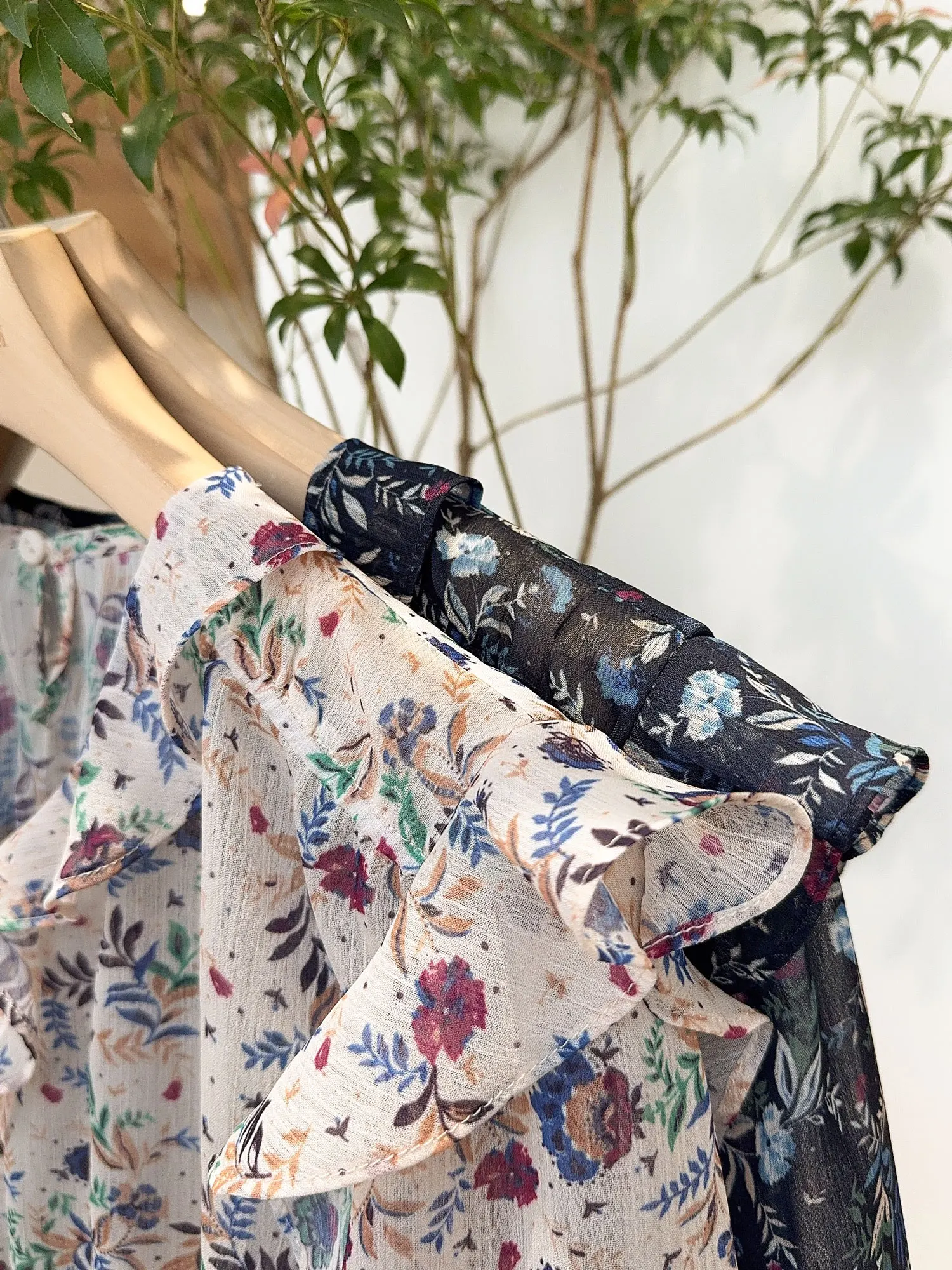 

Nolara Select 2025 Summer New Brand SIS Floral Lightweight V-ne Chiffon irt Two Colors Korean Sle Straight Cut Long Sve