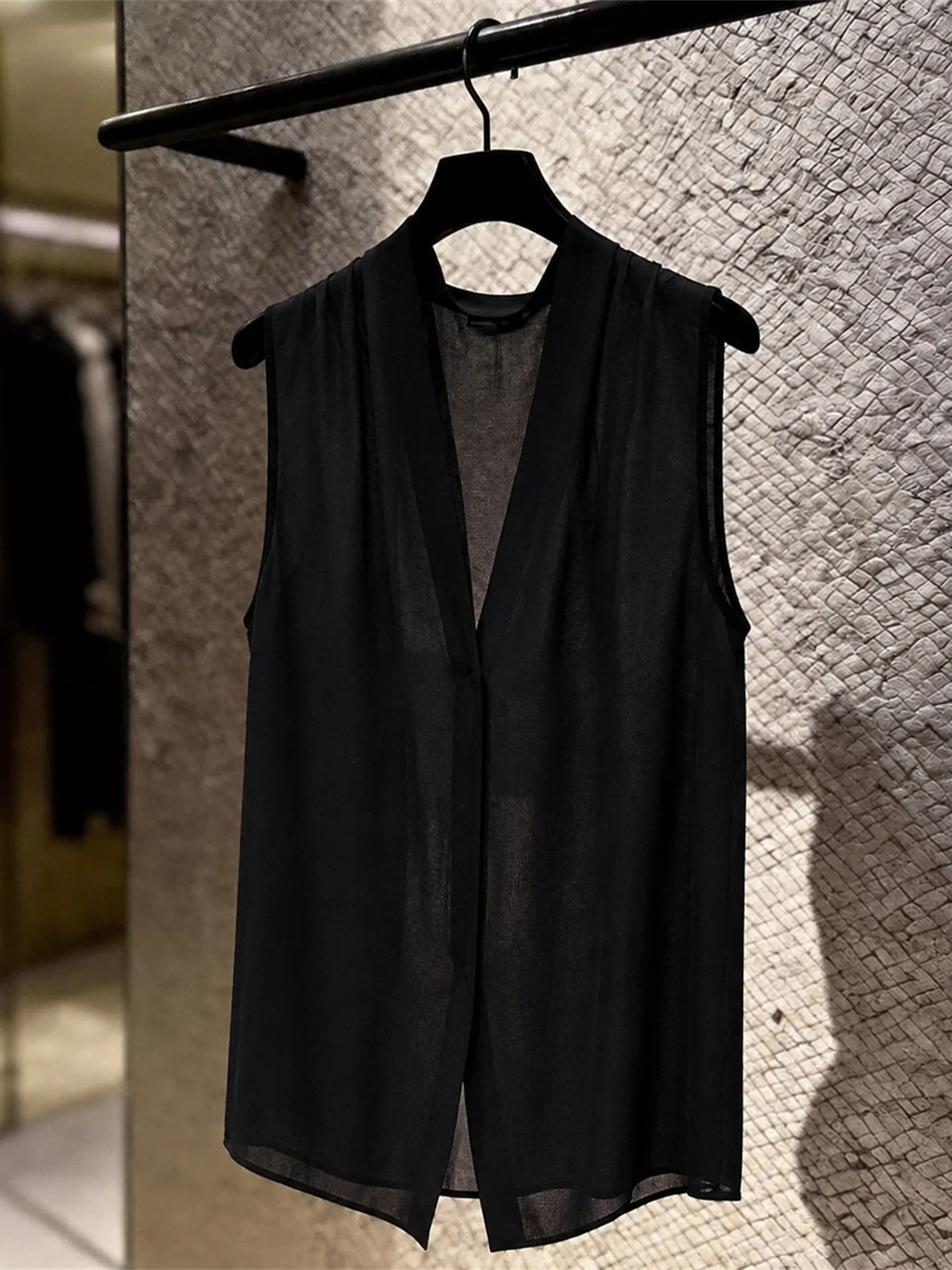 

Elegant Light Maturity Style V-Neck Sleeveless Knitted Vest Pure Color Business Commute Top Loose Women Summer 2026