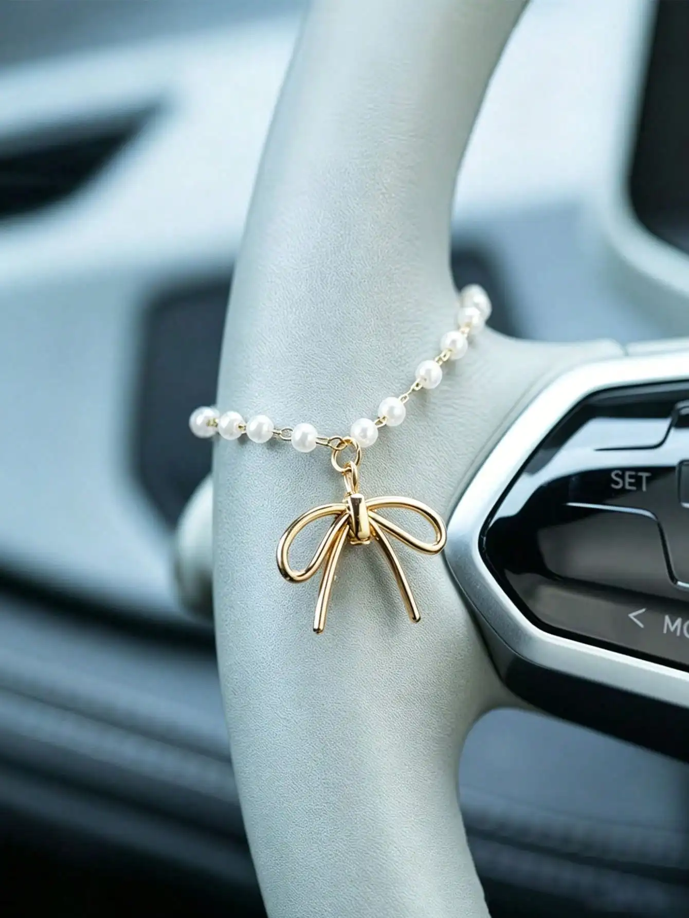 

Pearl Bow Car Pendant Alloy Fashion Rearview Mirror Hanger Minimalist Auto Interior Decoration Universal Car Accessory