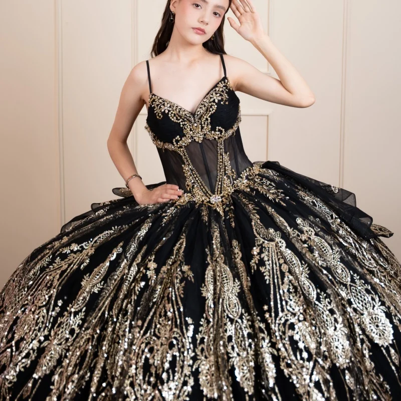

Черное платье для церемонии Quinceanera с открытыми плечами, золотистым блеском, кристаллическим декором, длинным шлейфом и бантом, платье для 15-летия. ﻿ Индивидуальный заказ