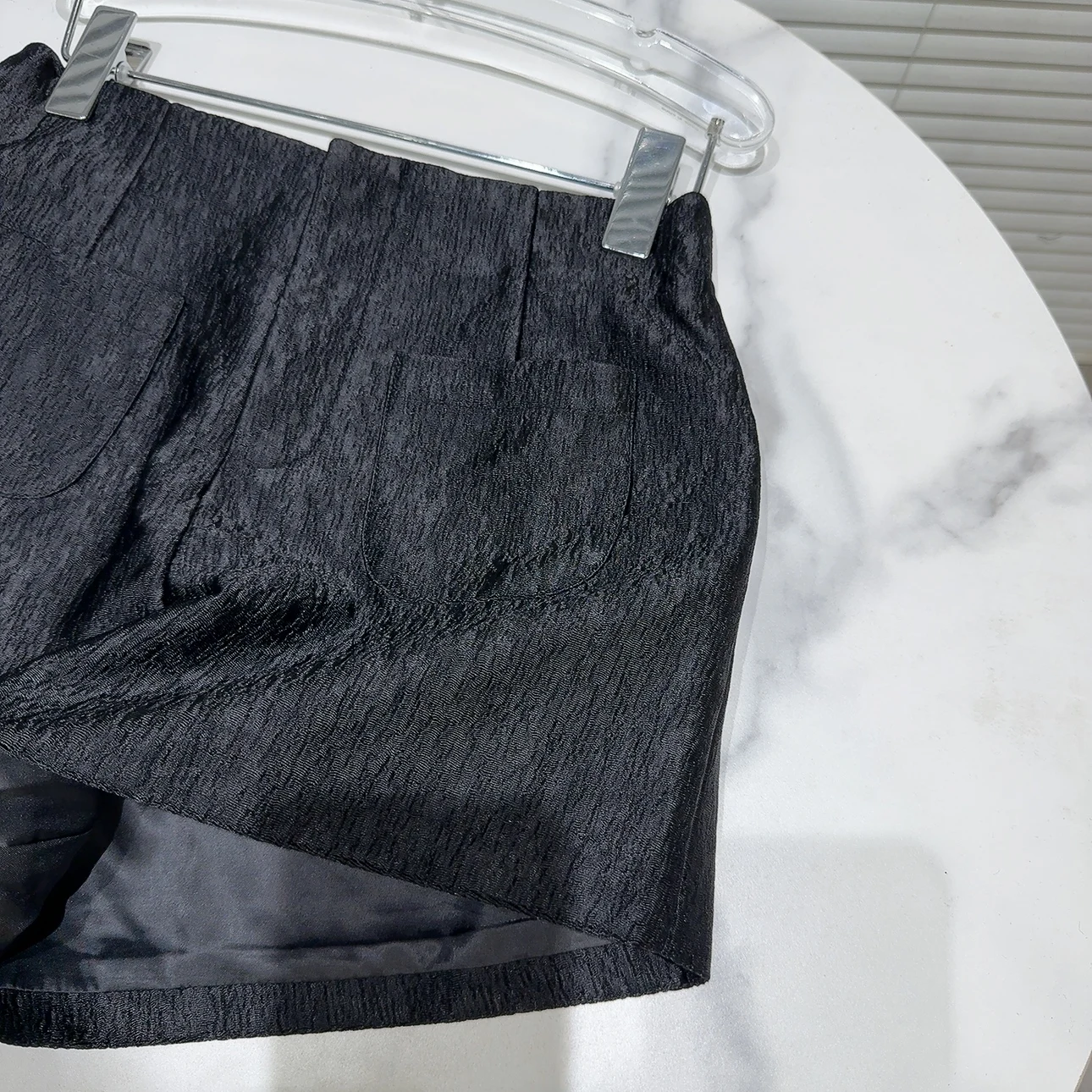 بنطلون نسائي عصري لربيع 2026 بلون واحد، بنطلون كاجوال قصير بجيوب ونسيج مميز، تصميم بسيط بطول ثلاثة أرباع