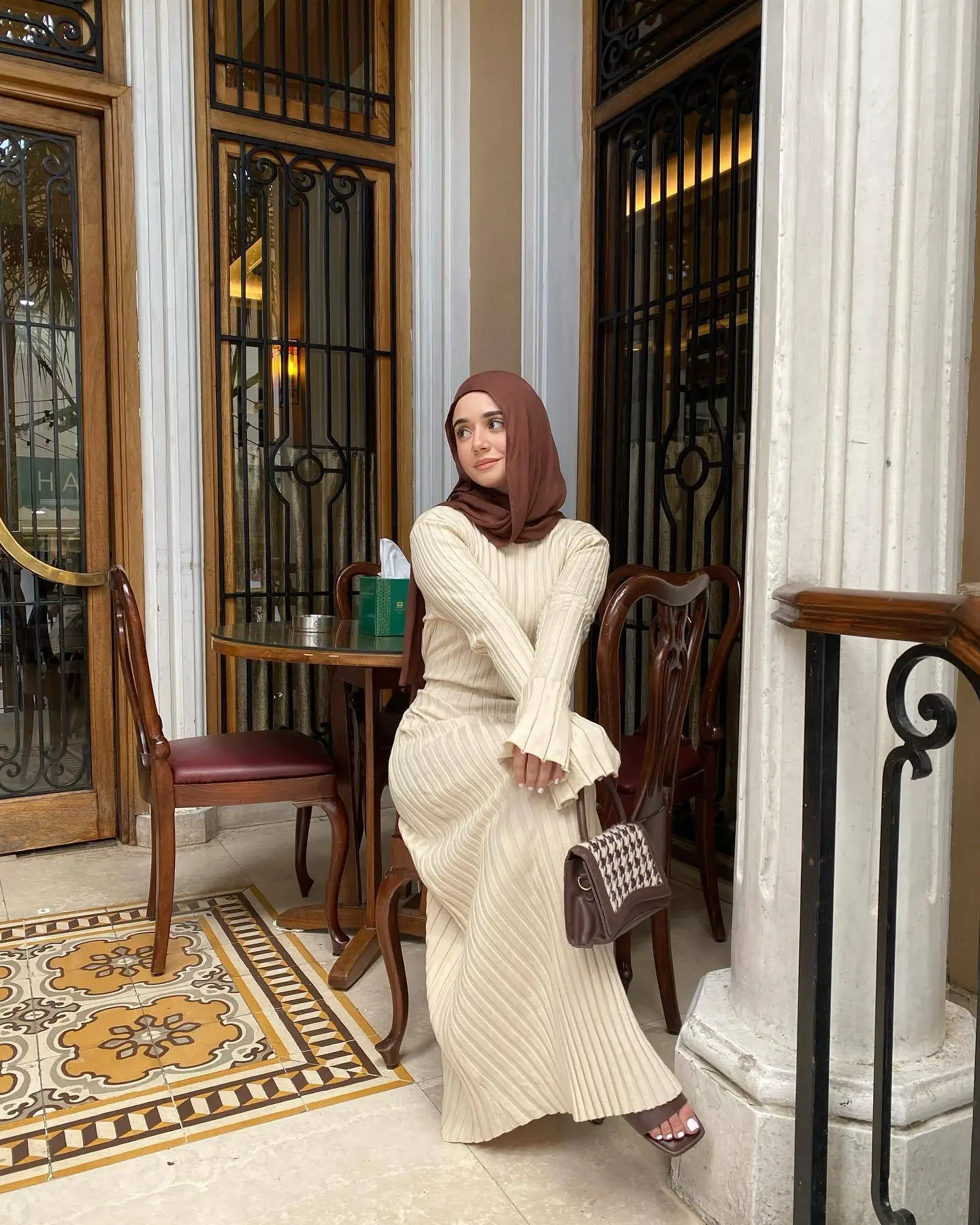 เดรสไหมพรมทรงใหม่ คอวี ทรงเข้ารูปช่วงเอว ชายเสื้อทรงวีลึก ให้ลุคดูผอมเพรียว เดรสยาวไหมพรม