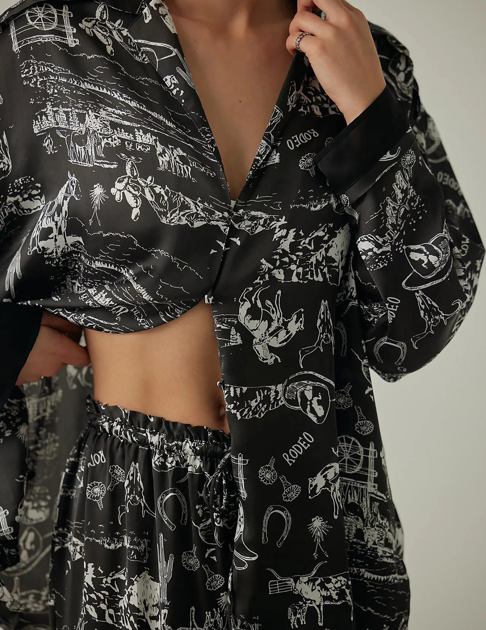 

Женский комплект для отдыха из 2 предметов: рубашка на пуговицах и брюки с широкими штанинами (черный, размер L)