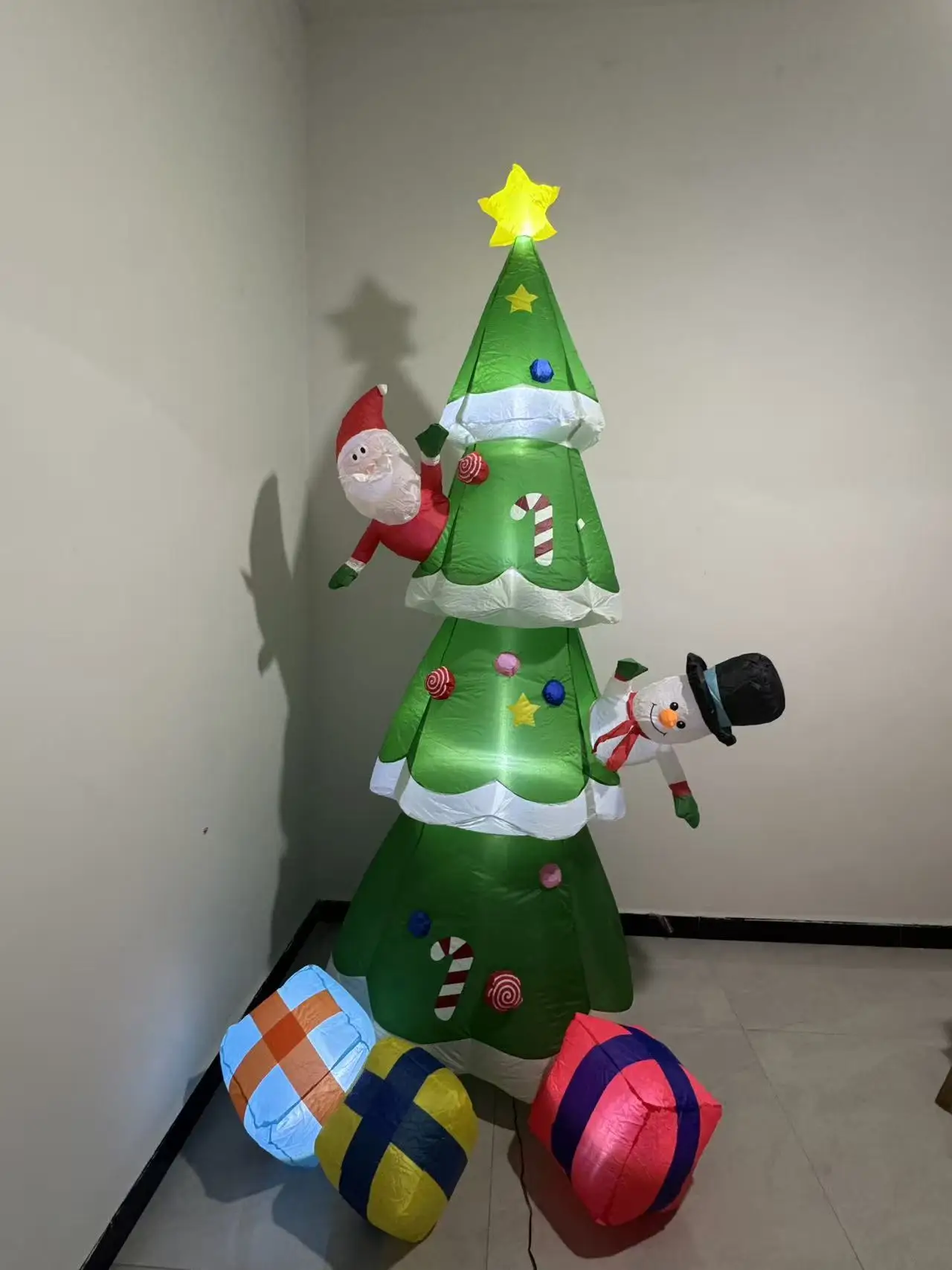 6.8ft Christmas Inflatables Tree with Santa and Snowman Outdoor Decorations, Blow up Christmas Tree with 3 Gift Boxes Yard Decor