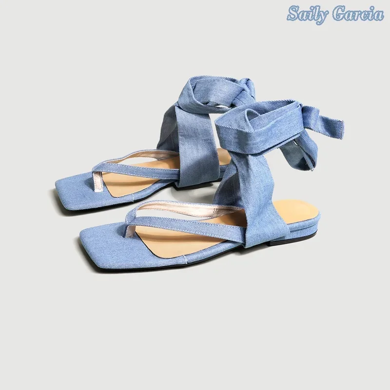 

Джинсовые сандалии на плоской подошве с квадратным носком и перекрестной завязкой на щиколотке, лаконичные пикантные вечерние женские туфли с пряжкой, новые модные модельные туфли
